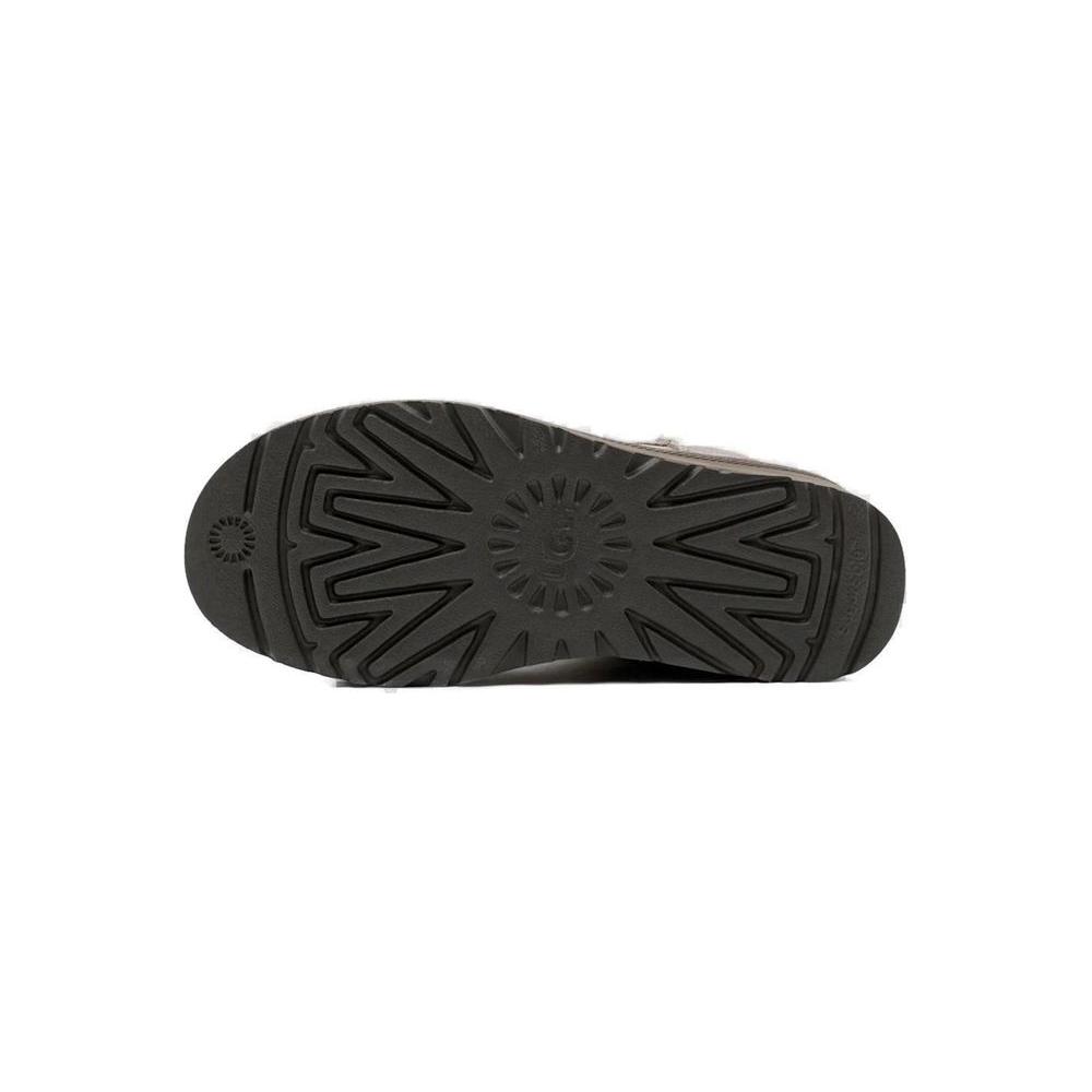 Sole of UGG Gray Suede Leather Boot for Women, Fall/Winter Collection, Featuring Durable Tread