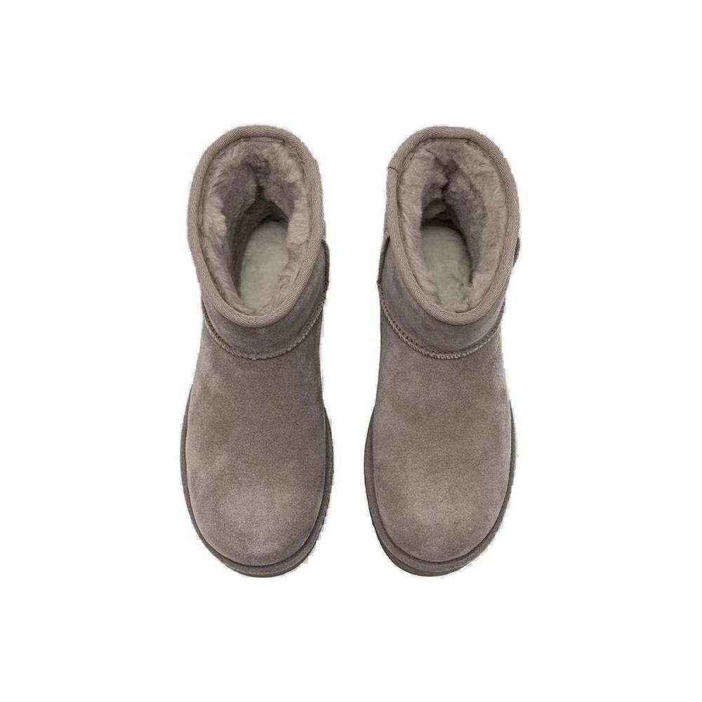 UGG women's gray suede leather boots top view, fall/winter collection, 100% suede, cozy and stylish footwear.
