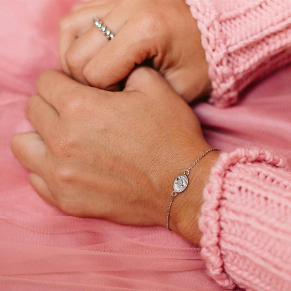 Close-up of hands wearing AN JEWELS JEWELRY Mod. AAC.B02S bracelet, elegantly styled with a pink sweater.