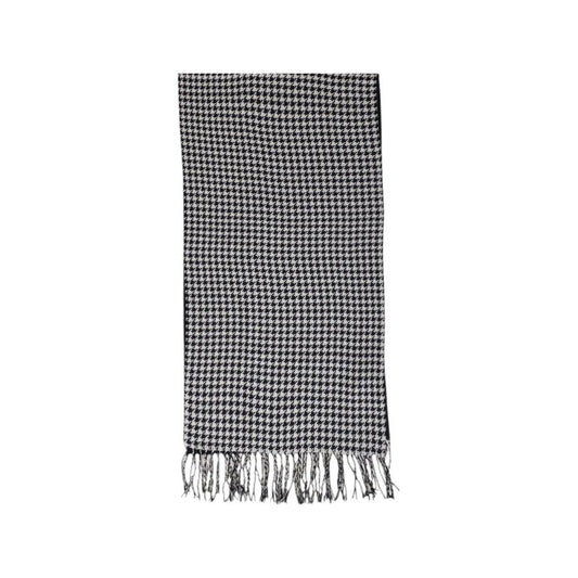 Black and white houndstooth pattern scarf with fringed edges, suitable for fall and winter wear, made of 100% acrylic material.
