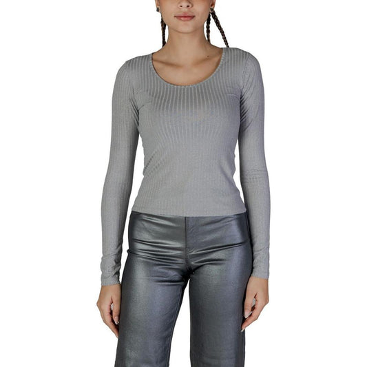 Woman wearing Vero Moda silver recycled polyester long-sleeved T-shirt, part of fall/winter collection, stylish and sustainable.