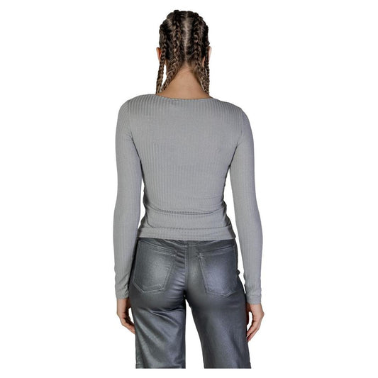 Back view of woman wearing Vero Moda silver recycled polyester long-sleeved t-shirt, perfect for fall/winter fashion.
