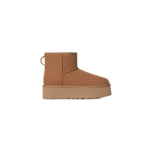 Women's UGG beige suede leather boot for fall/winter collection, featuring 100% suede material. Stylish and comfortable footwear.