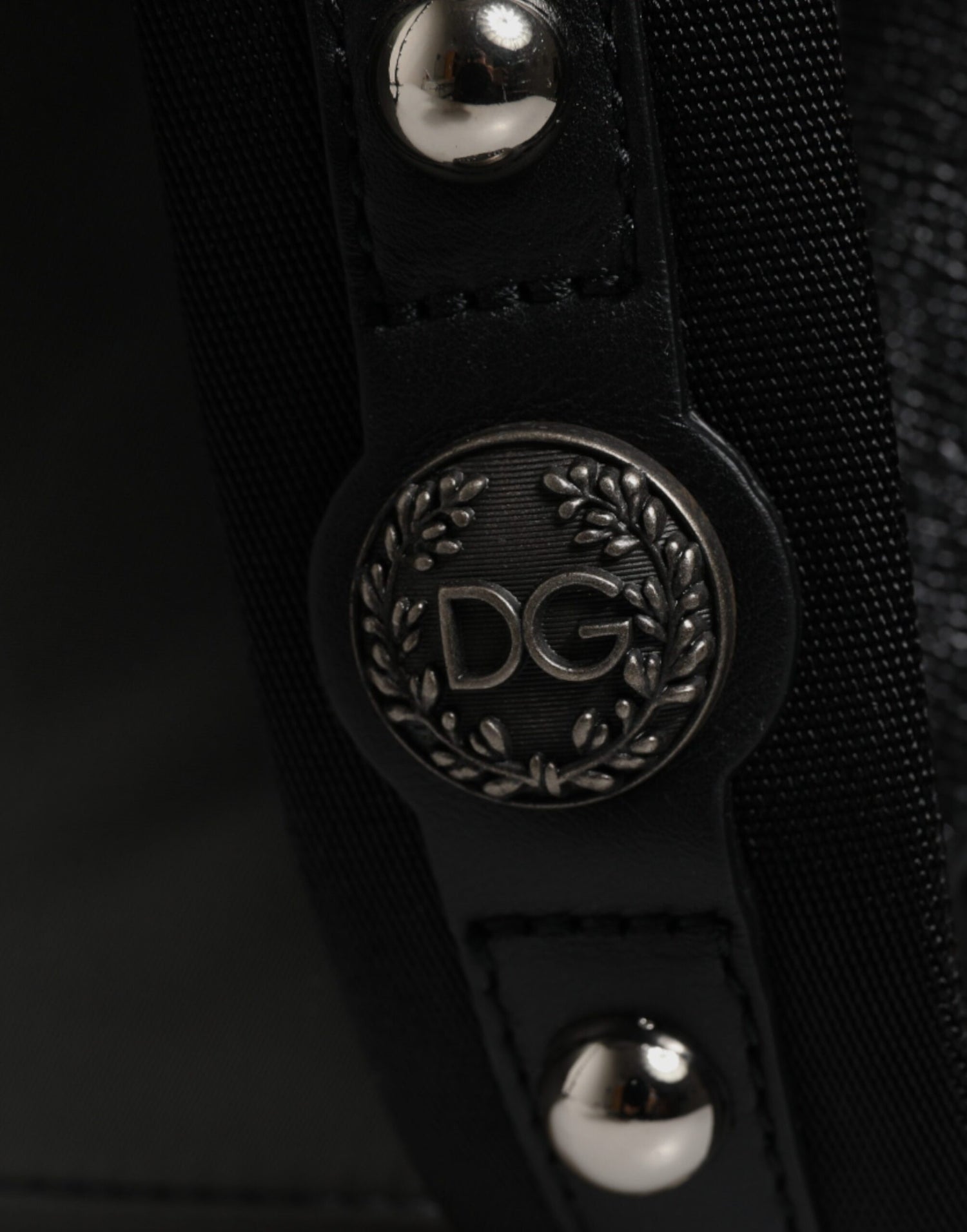 Front view with bag zipped and handles upright.