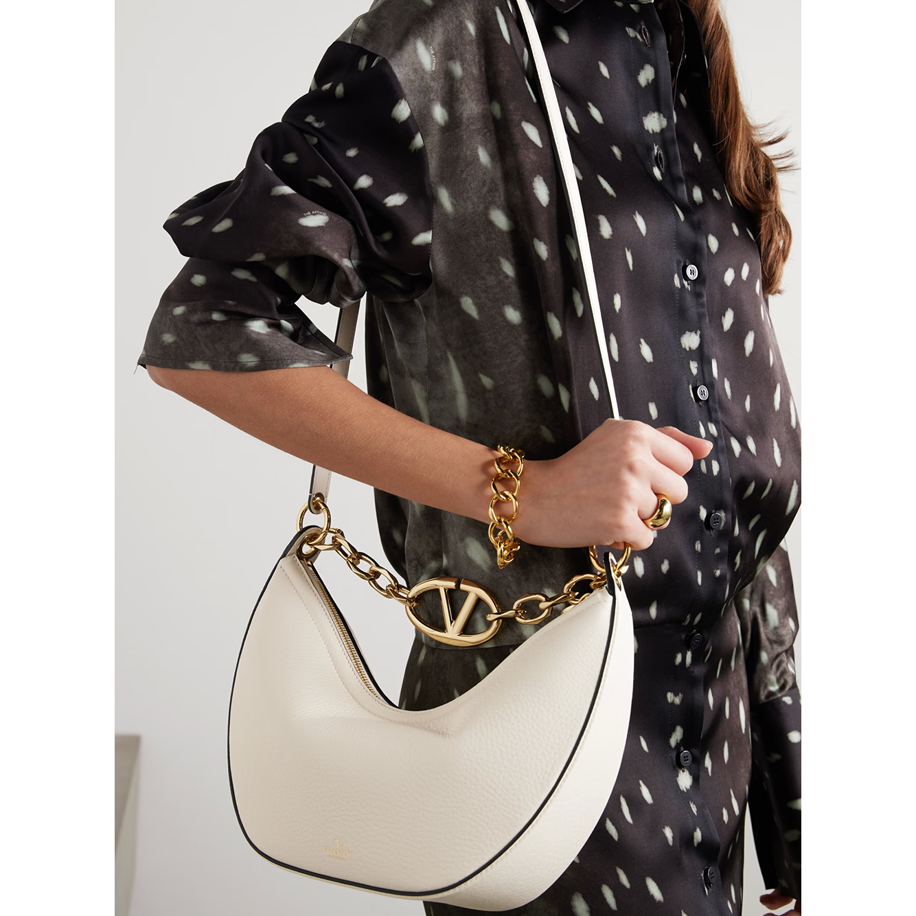 Front view with bag zipped and handles upright.