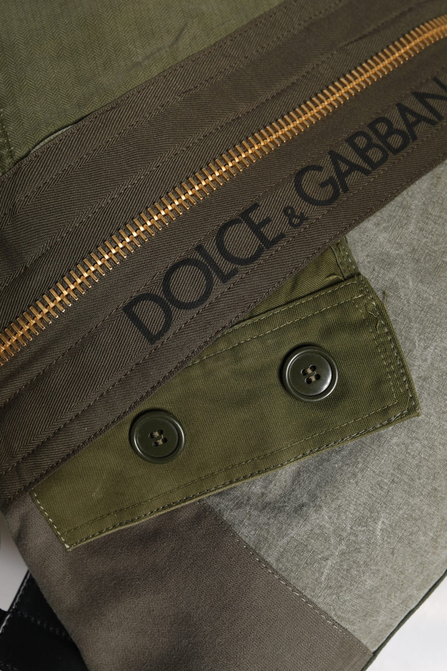 Front view with bag zipped and handles upright.