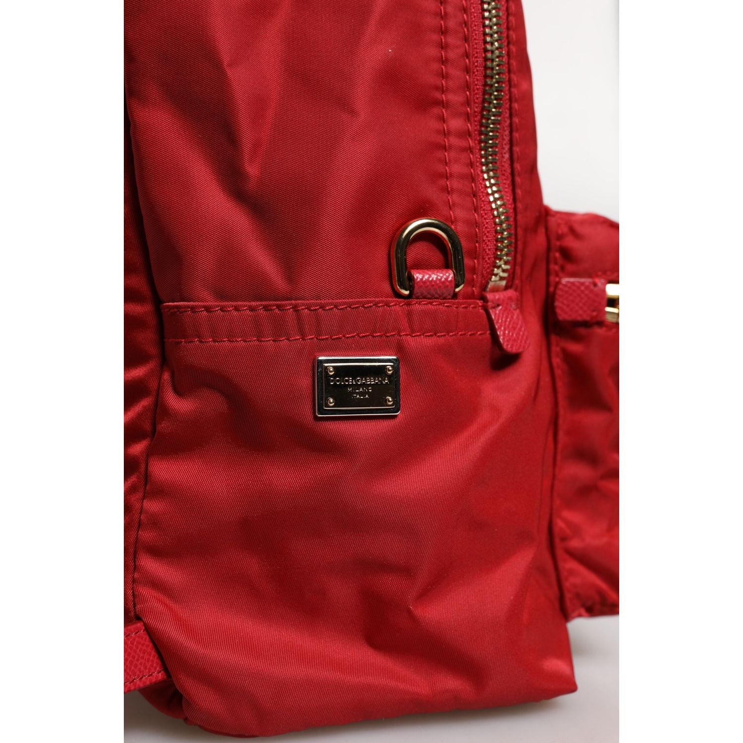 Front view with bag zipped and handles upright.