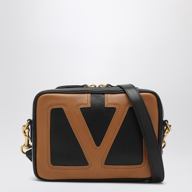 Front view with bag zipped and handles upright.