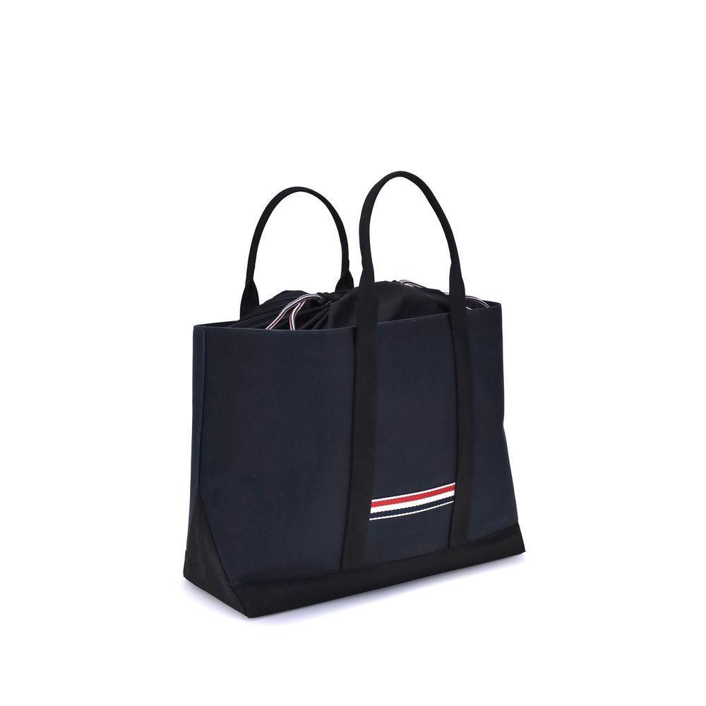 Front view with bag zipped and handles upright.