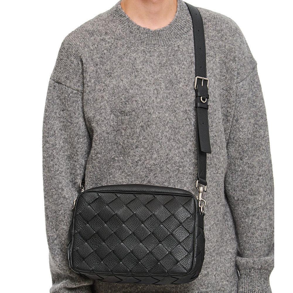 Front view with bag zipped and handles upright.