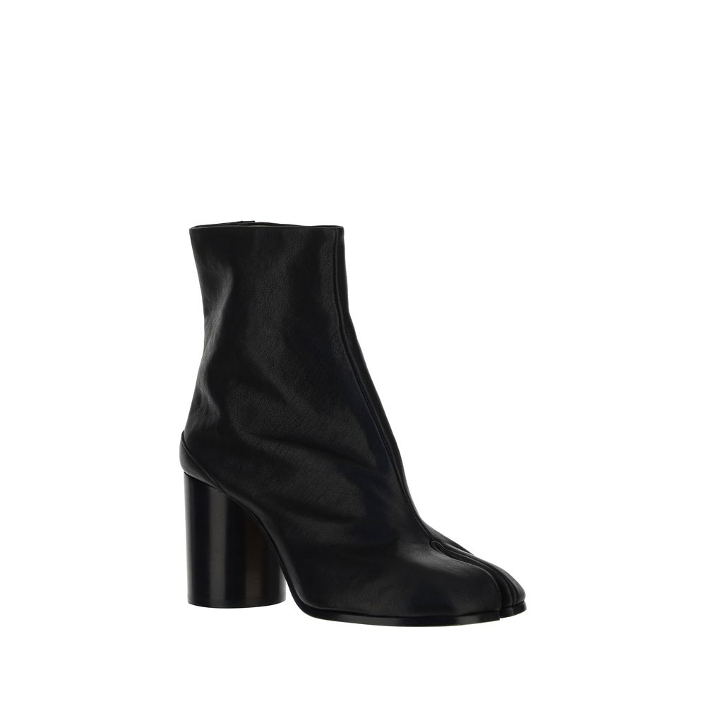 Margiela Black Lamb Ovis Aries Aries Ankle Boots with split toe and cylindrical heel, elegant and experimental design.