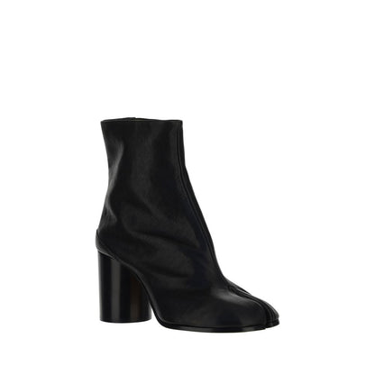 Margiela Black Lamb Ovis Aries Aries Ankle Boots with split toe and cylindrical heel, elegant and experimental design.