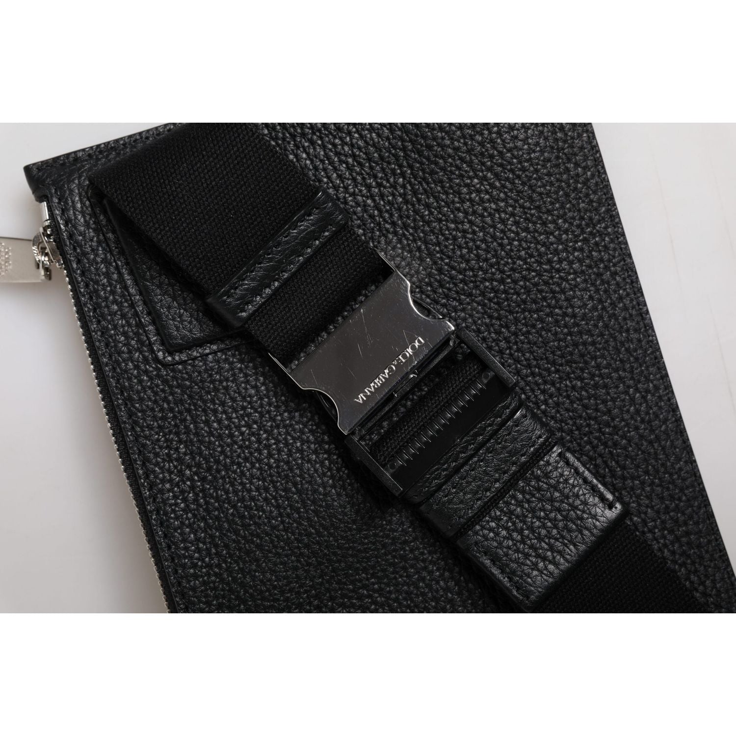 Front view with bag zipped and handles upright.