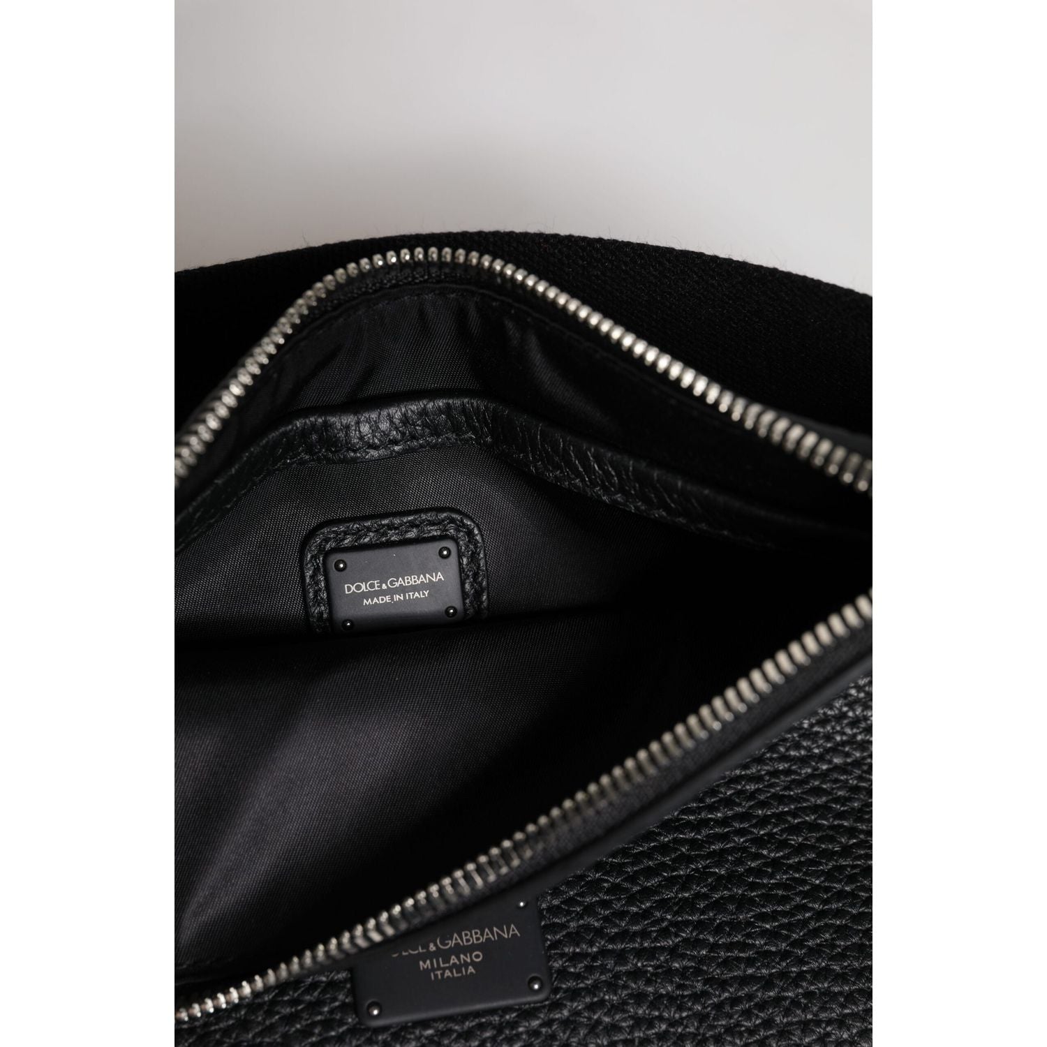 Front view with bag zipped and handles upright.
