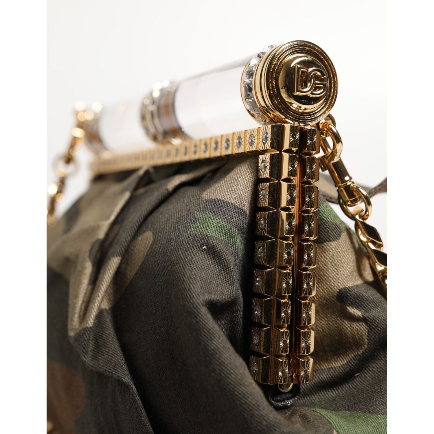 Front view with bag zipped and handles upright.