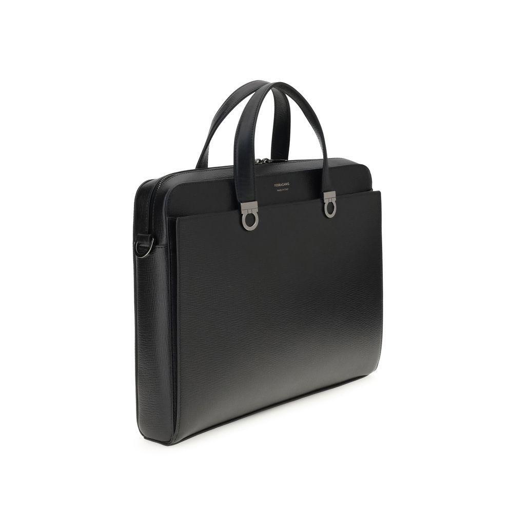 Front view with bag zipped and handles upright.
