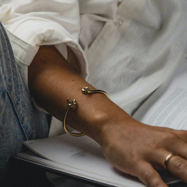 Close-up of woman wearing AN JEWELS JEWELRY Mod. AL.BAW03Y bracelet while reading a book