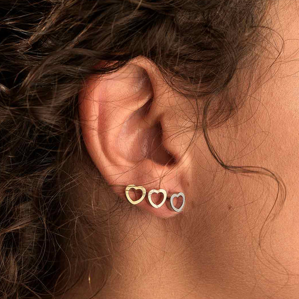 Alt Tag: Woman wearing heart-shaped earrings from AN JEWELS JEWELRY Mod. AL.ESC01R collection