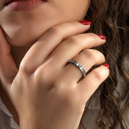 Woman wearing AN JEWELS JEWELRY Mod. AR.R1NS01SC-8 silver ring with red nails, showcasing elegance and style.