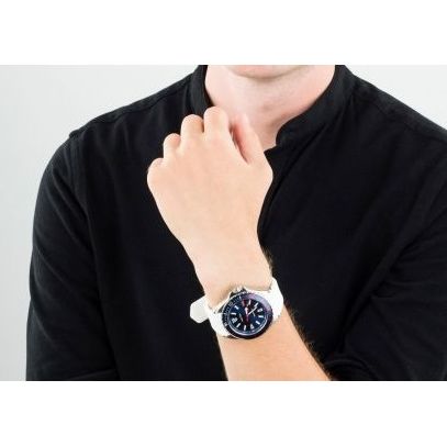 Gent wearing NAUTICA Mod. NAPCPS902 watch with quartz movement and multifunction dial, featuring 46mm case and water resistance of 10 ATM.