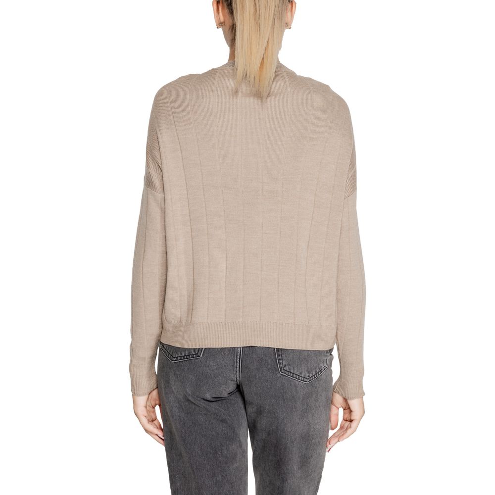 Back view of Only Beige Marabou Sweatshirt highlighting ribbed texture and loose sleeves, ideal for casual and refined looks.