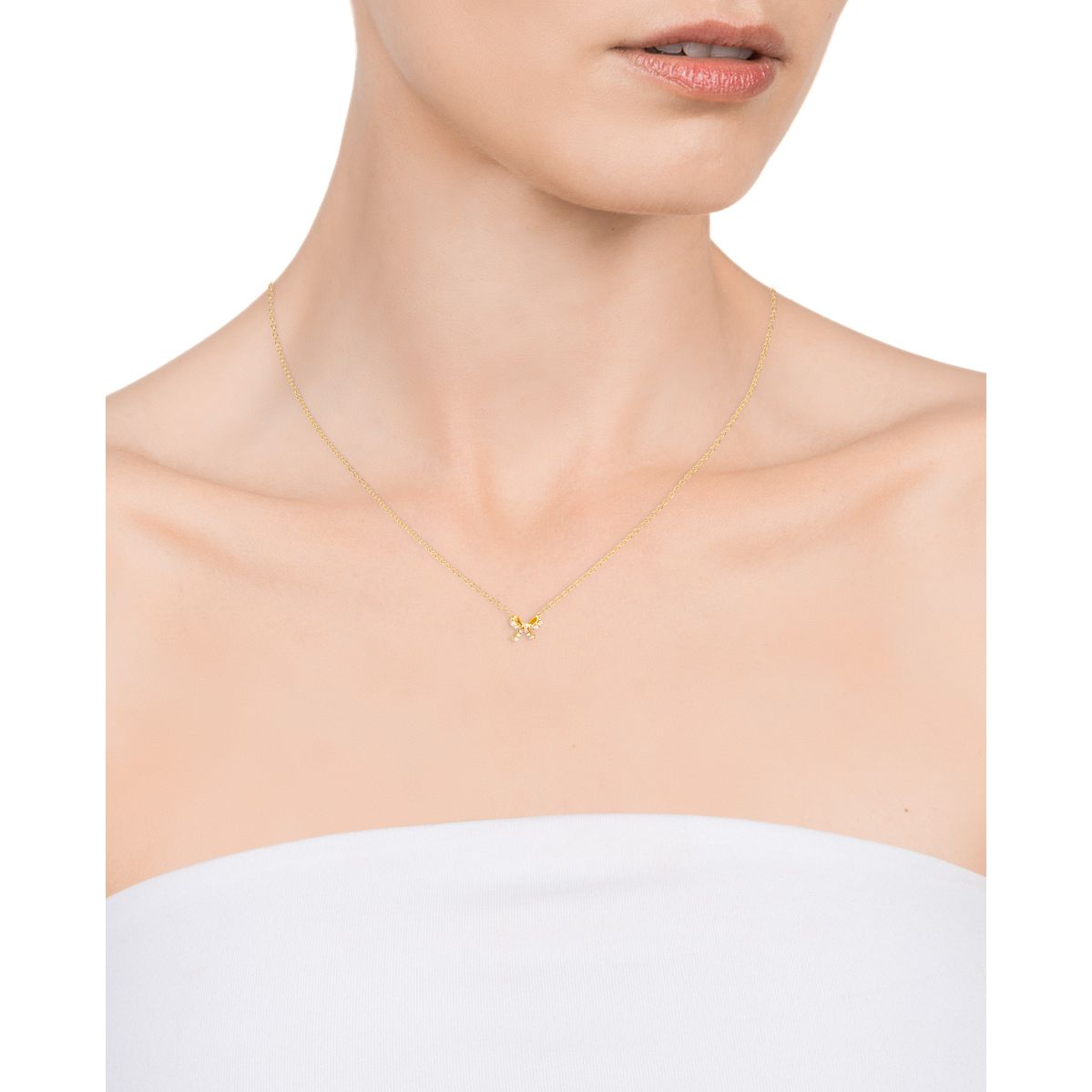 Woman wearing VICEROY JEWELS Mod. 61078C100-36 necklace, gold chain, quartz analog design, silver 925°, displayed on neck.
